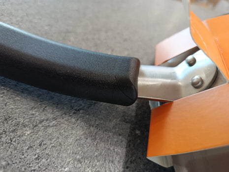 Nocenota prece - Fiskars Functional Form cepšanas panna ar keramikas pārklājumu, 28 cm