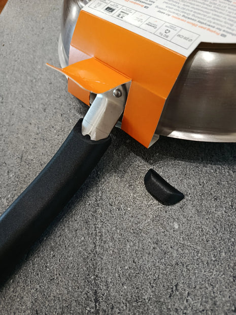 Nocenota prece - Fiskars Functional Form cepšanas panna ar keramikas pārklājumu, 28 cm